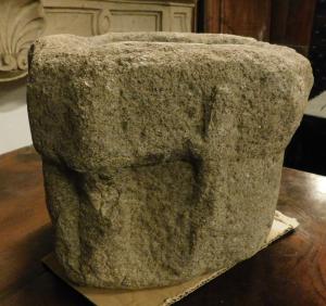 dars286 Weihwasserbecken aus Stein, 15. Jahrhundert, Maße: 35 x 30 cm, H 22 cm, Frankreich